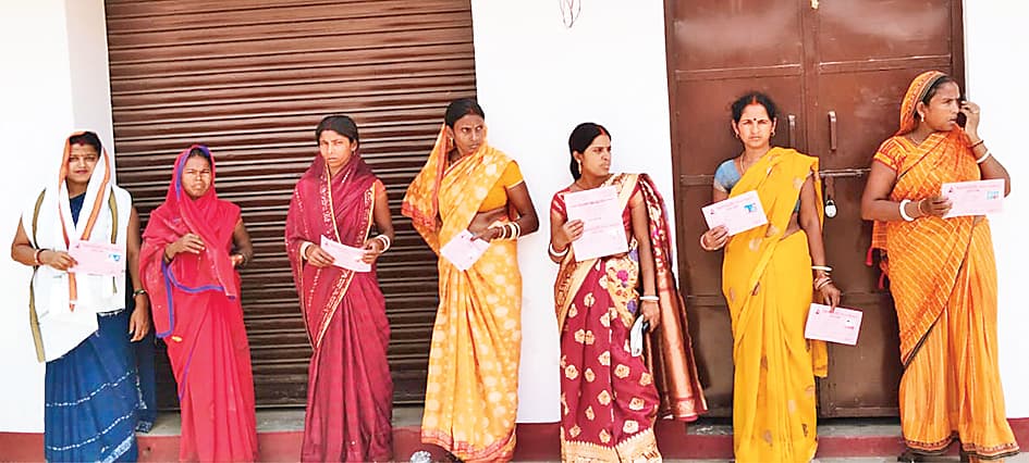 60 हजार लोन का लालच देकर सैकड़ों महिलाओं से लाखों की ठगी