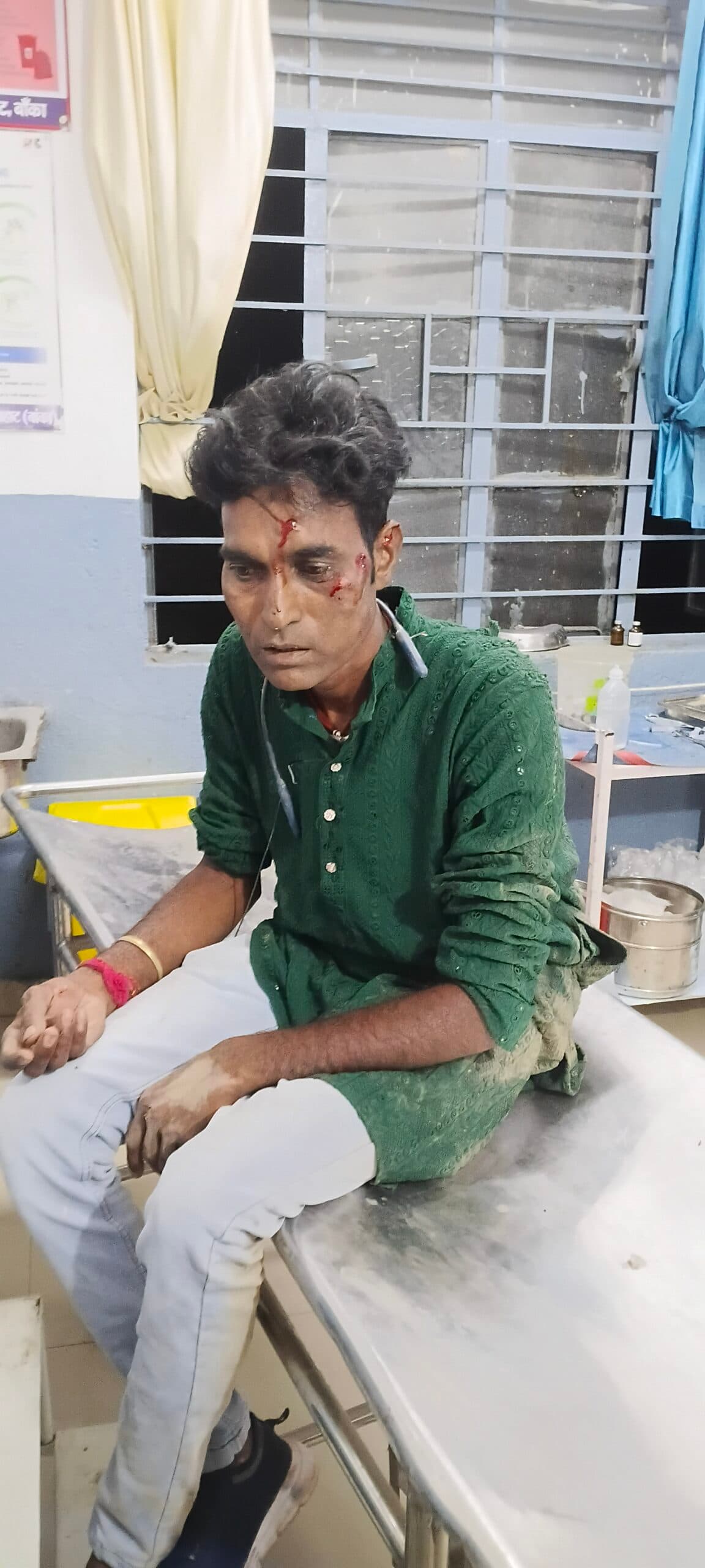 भेडामोड़ चौक के समीप तीन बाइकों की टक्कर में चालक जख्मी