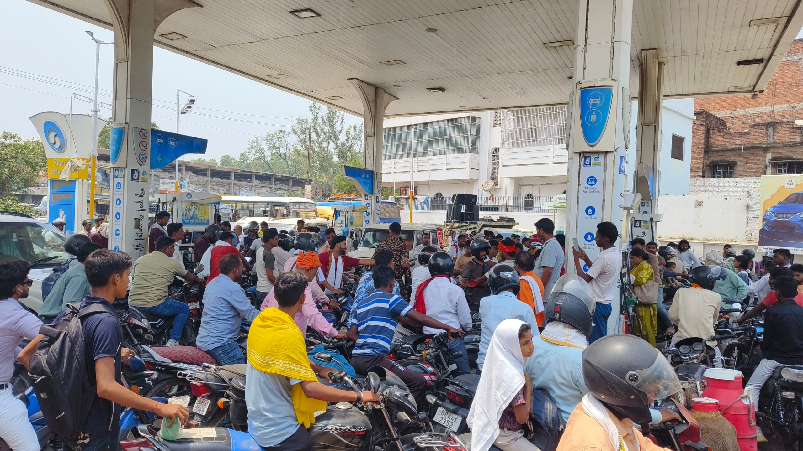 जिले के 70 पेट्रोल पंपों में से 20 में लटके ताले