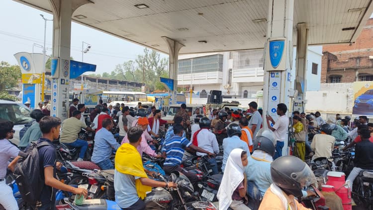 जिले के 70 पेट्रोल पंपों में से 20 में लटके ताले