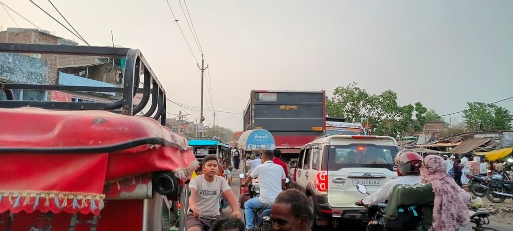 बाराहाट मुख्य बाजार में जाम से हाल बेहाल, प्रशासनिक उदासीनता पर उठे सवाल