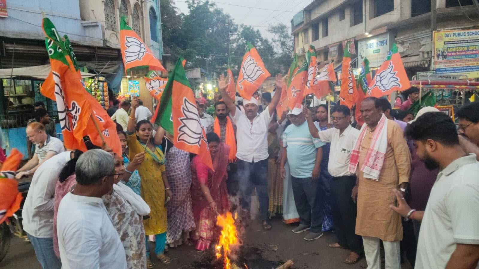 भाजपाइयों ने फूंका कांग्रेस नेता राहुल गांधी का पुतला