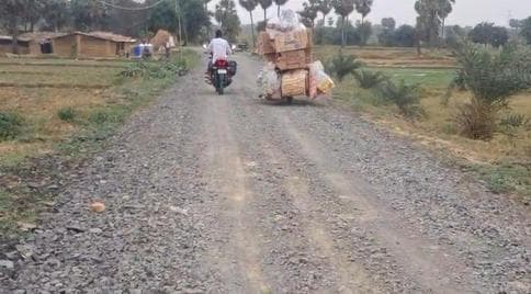 मोहानी जटामा सड़क बनी मुसीबत, अधूरी सड़क बन गयी खतरा