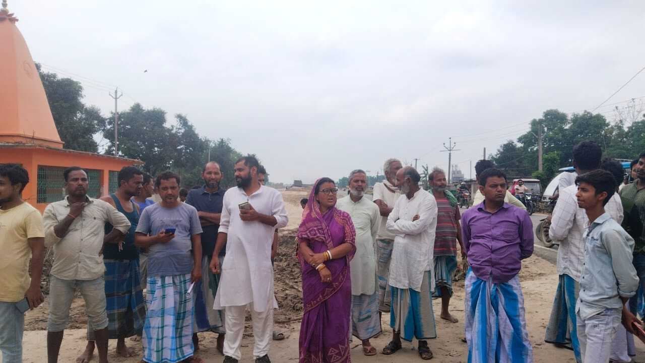 अंडरपास बनाने की मांग को ले ग्रामीणों ने किया प्रदर्शन