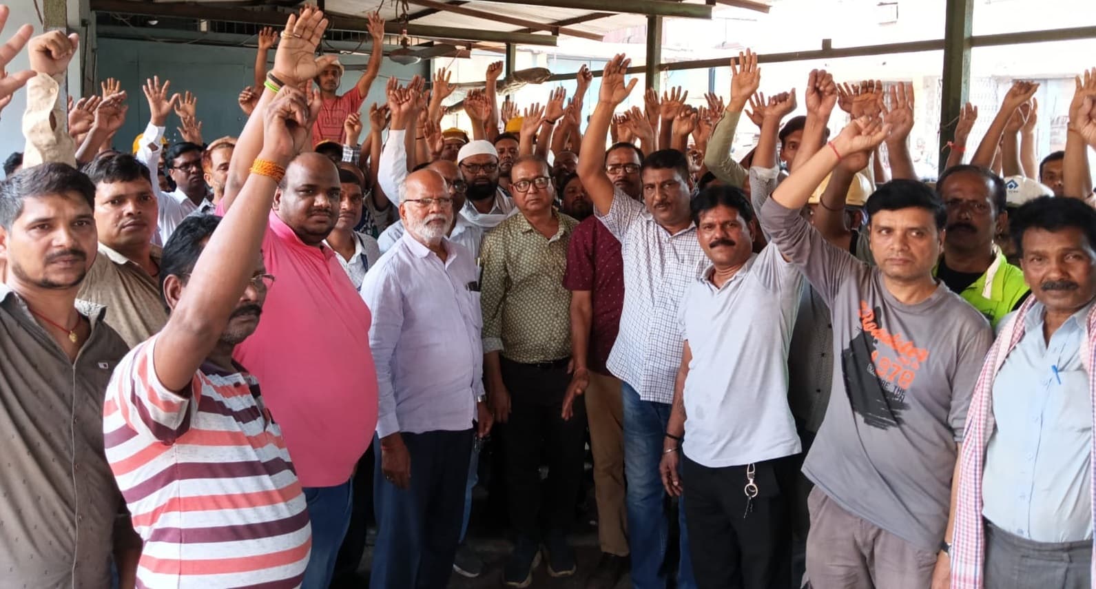 Bokaro News : ठेका मजदूरों की छंटनी के निर्णय के खिलाफ प्रदर्शन