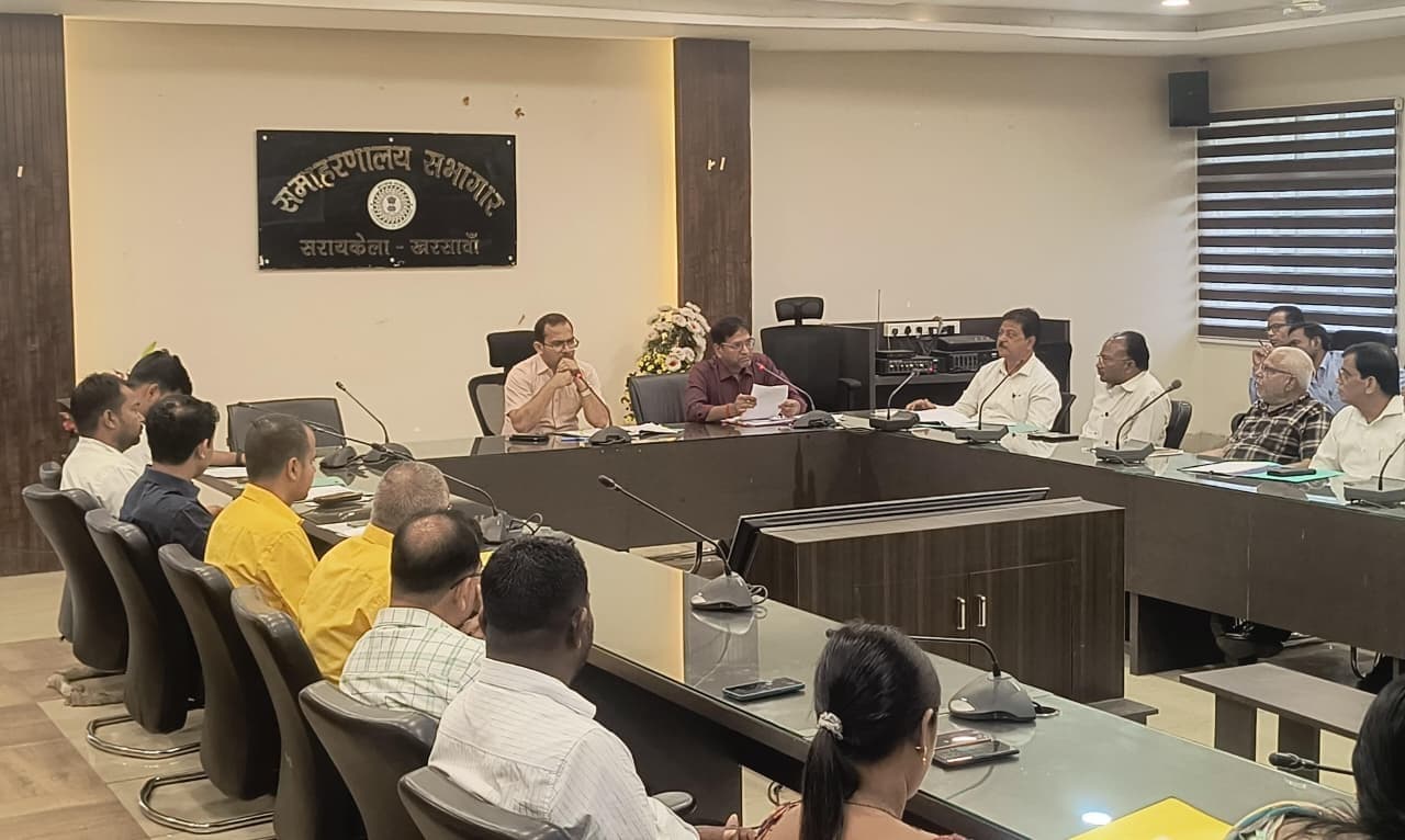 Seraikela Kharsawan News : 10% से अधिक फीस बढ़ायी या किताबों के लिए बाध्य किया, तो गिरेगी गाज: डीसी