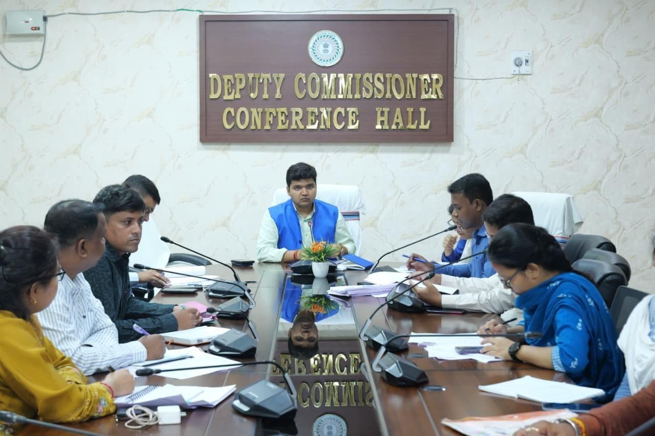 Chaibasa News : स्कूलों में 85% उपस्थिति सुनिश्चित करें : डीसी