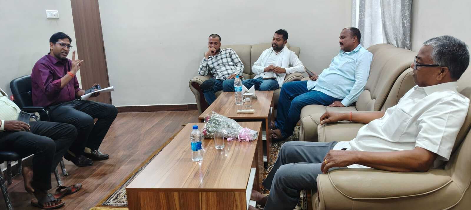 Seraikela Kharsawan News : विकास कार्यों की धीमी गति पर बिफरे सांसद