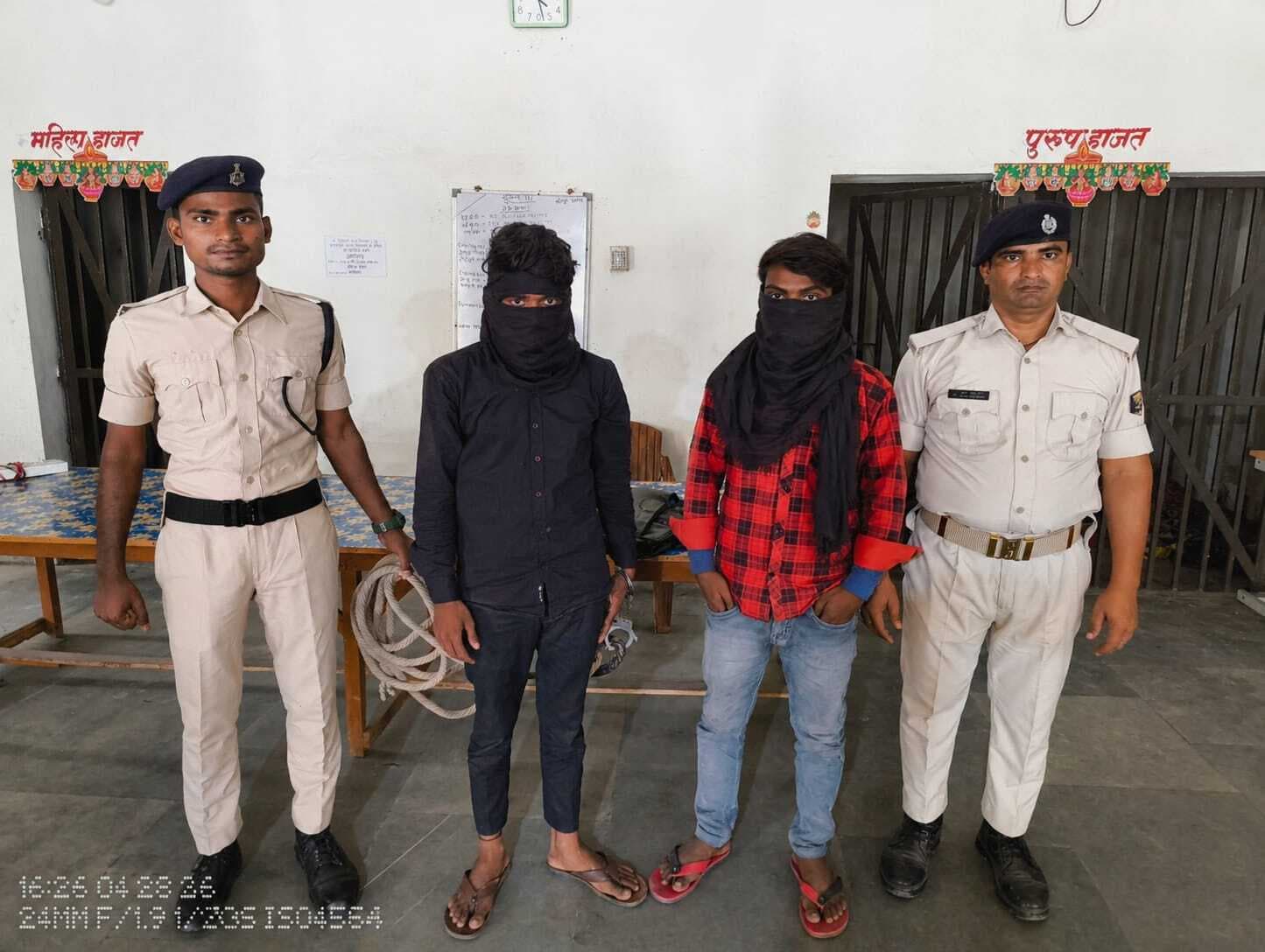 चोरी की बाइक व दो मोबाइल के साथ दो युवक गिरफ्तार