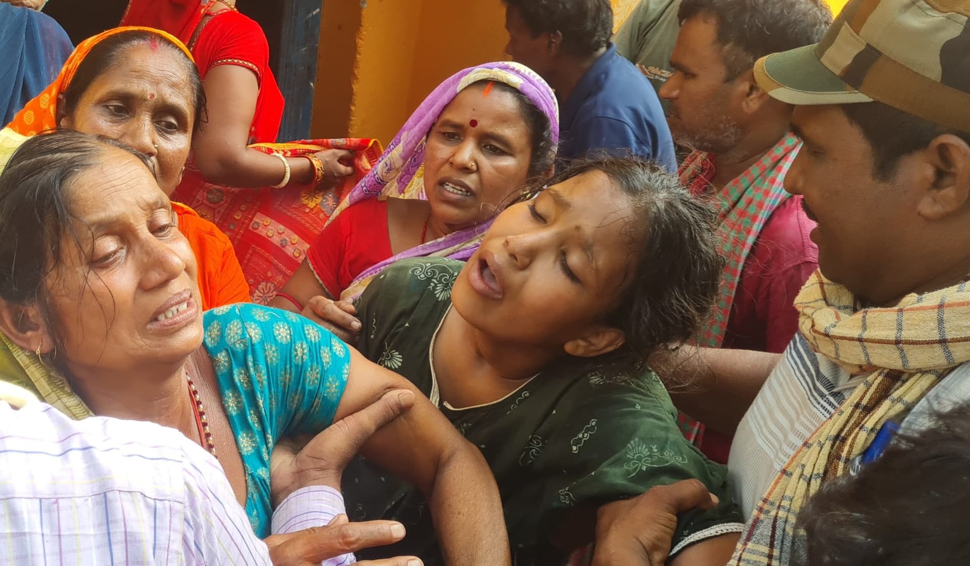 Dhanbad News: दंपती का शव पहुंचते ही बागदाहा में मचा कोहराम