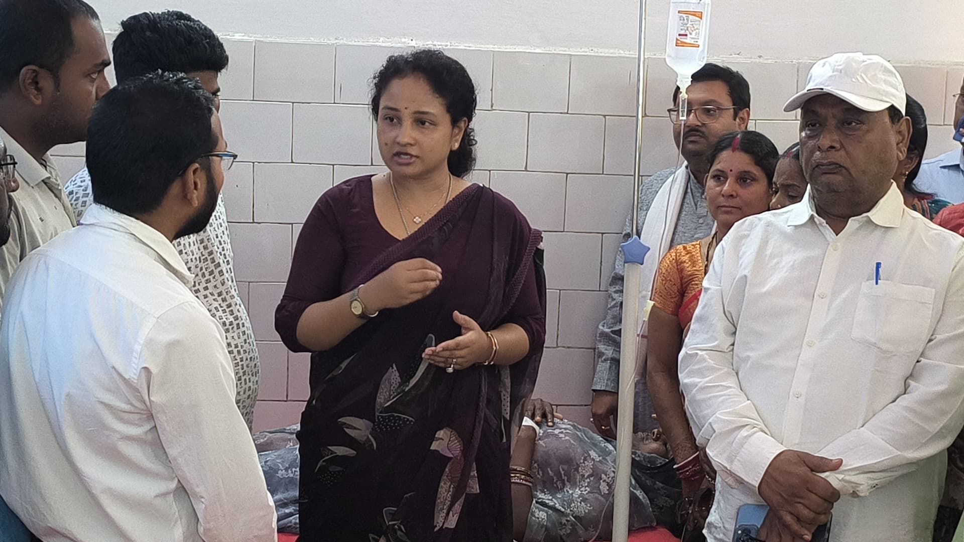 Giridih News : सदर अस्पताल पहुंचीं कल्पना सोरेन, पीड़ितों से मिलकर हुईं भावुक