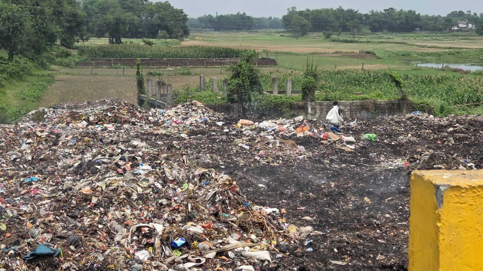 MADHEPURA पुल  के किनारे कचरा डंपिंग से लोग परेशान