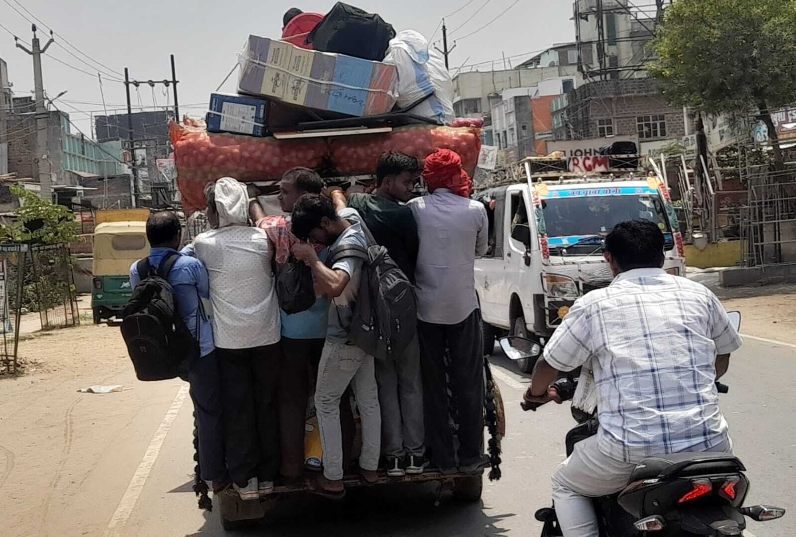 LAKHISARI  ओवरलोड वाहन दे रहे हादसे को खुला आमंत्रण, खतरे में जिंदगियां