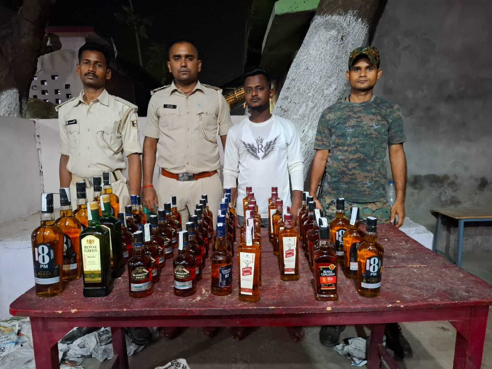 BANKA पुलिस ने पंजवारा चेकपोस्ट से 22 लीटर शराब की बरामद, टोटो चालक गिरफ्तार