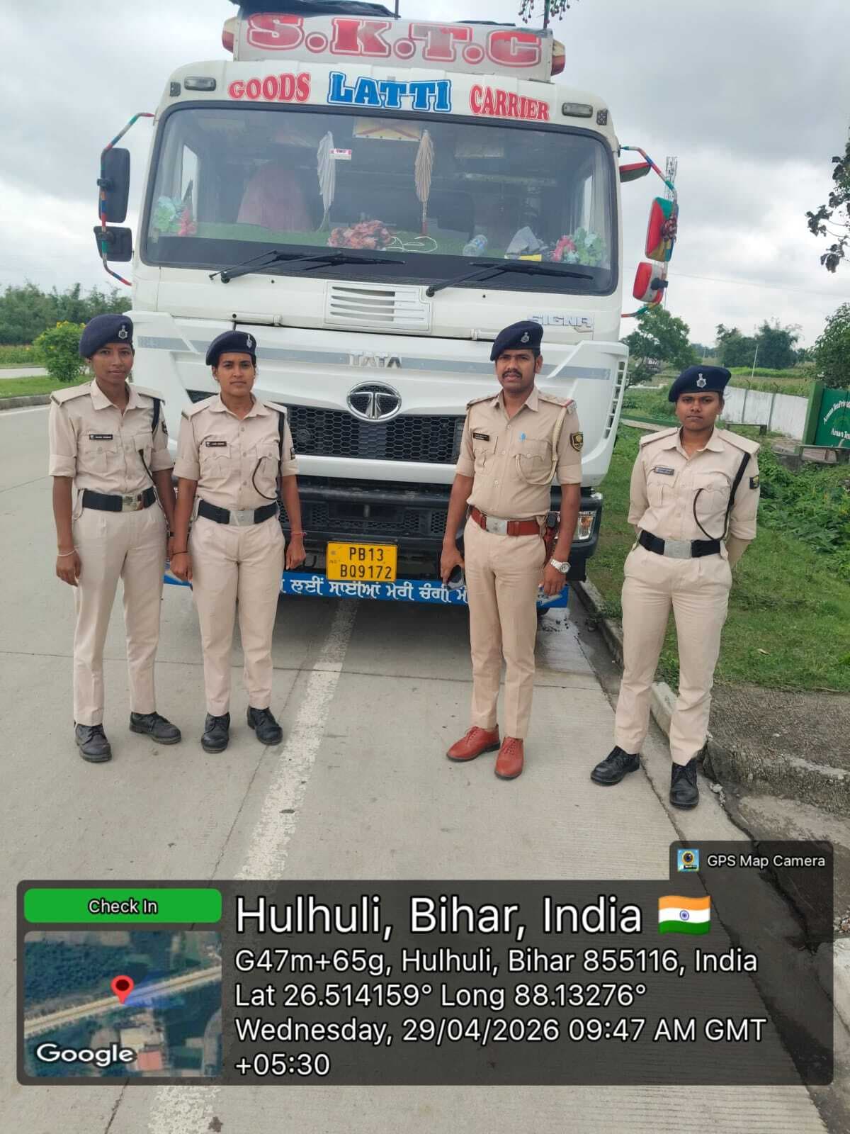 KISHANGANJ गलगलिया पुलिस ने काेयला लदे दो ट्रकों को किया जब्त