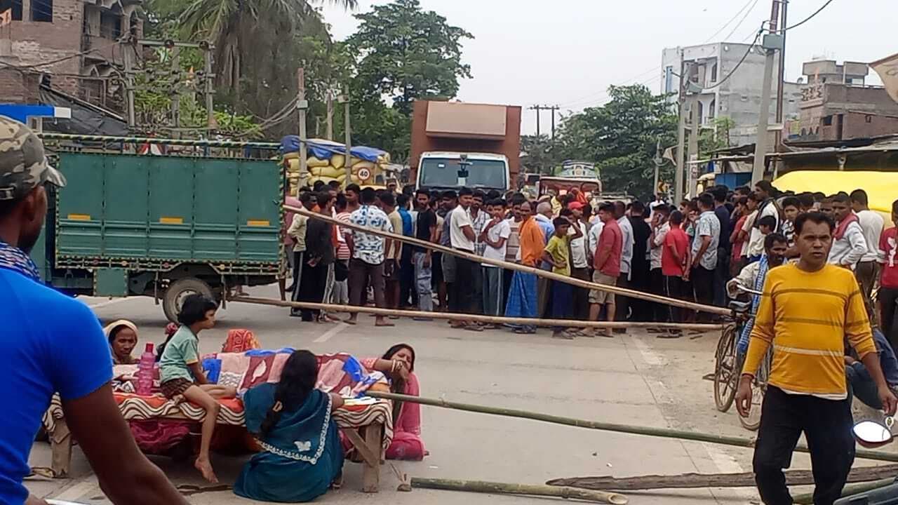 MUNGER मुआवजे की मांग पर फूटा गुस्सा, मृतकों की परिजनों ने मुंगेर-भागलपुर मार्ग को किया जाम