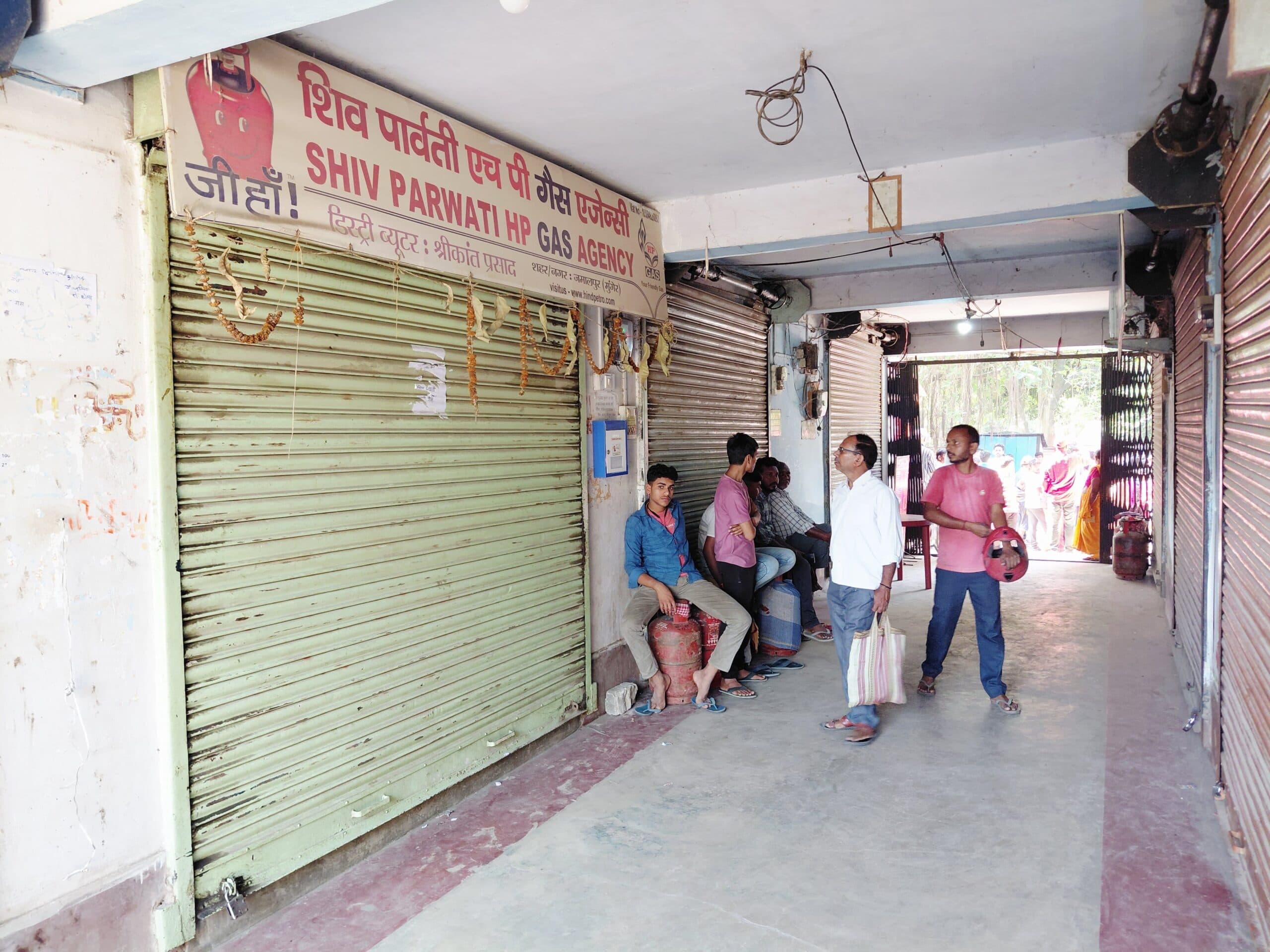 MUNGER छह किलोमीटर दूर बिंदवाड़ा स्थित गोदाम से किया जाता है एलपीजी सिलेंडर का वितरण