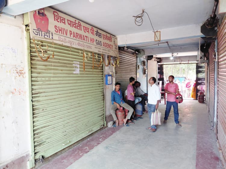 MUNGER छह किलोमीटर दूर बिंदवाड़ा स्थित गोदाम से किया जाता है एलपीजी सिलेंडर का वितरण