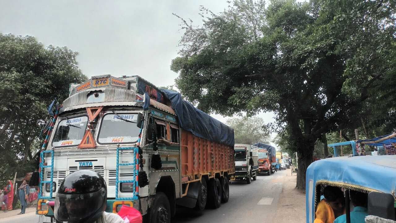 BHAGALPUR रंगरा चौक के पास बीच सड़क पर ट्रक खराब, दो घंटे तक लगा भीषण जाम
