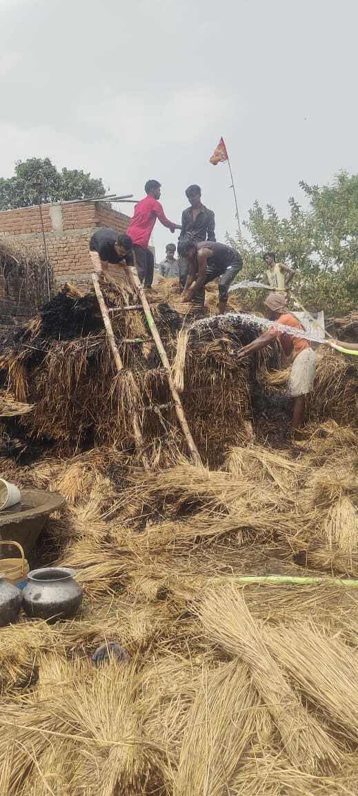 Banka News : बिजली के शॉर्ट सर्किट से लगी आग, एक घर सहित दो पुआल का टाल जल कर राख