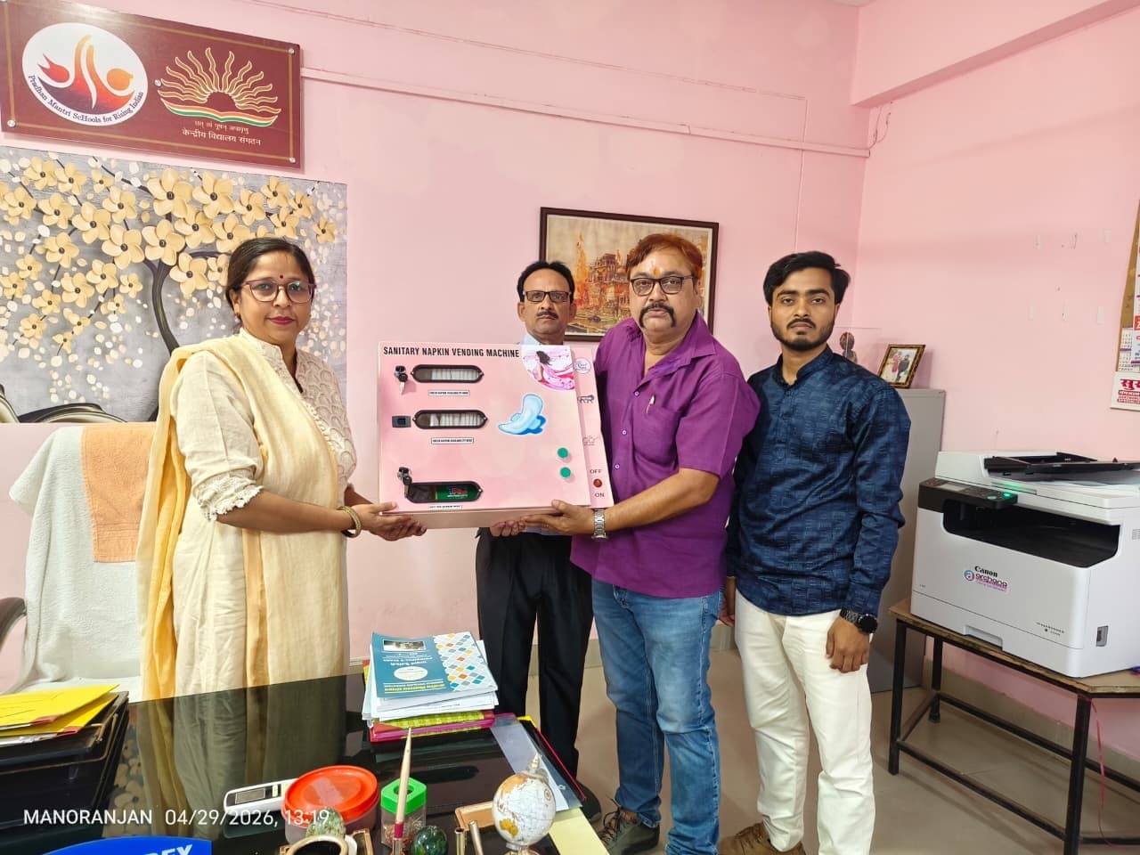 Saharsa News : केंद्रीय विद्यालय को सेनेटरी पैड वेंडिंग मशीन की गयी भेंट