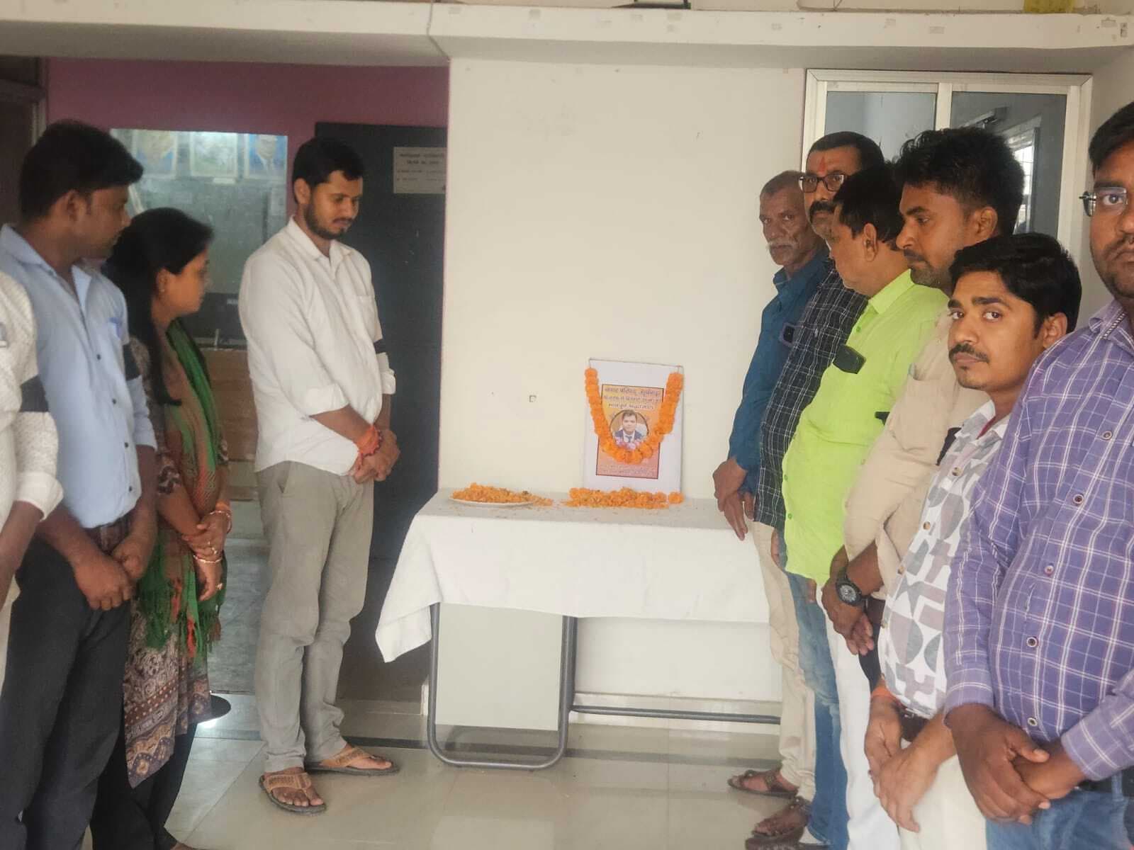 Lakhisarai News : सुल्तानगंज में कार्यपालक पदाधिकारी की हत्या को लेकर नगर परिषद कार्यालय में शोकसभा