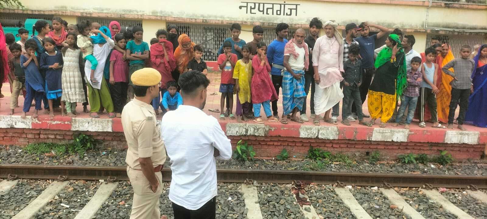 Araria News : नरपतगंज रेलवे स्टेशन पर ट्रेन की चपेट में आने से 25 वर्षीय अज्ञात युवक की हुई मौत
