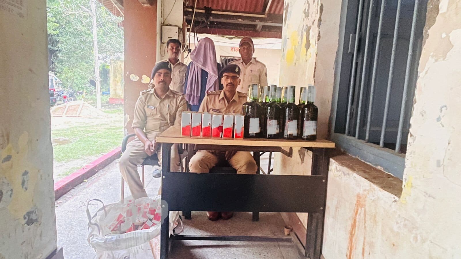 Purnia News : टोटो से 23.340 लीटर विदेशी शराब के साथ तस्कर गिरफ्तार