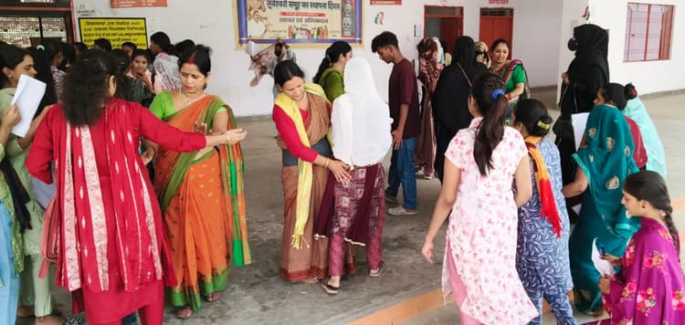 स्नातक सेमेस्टर-चार की परीक्षा दो पालियों में हुई शुरू