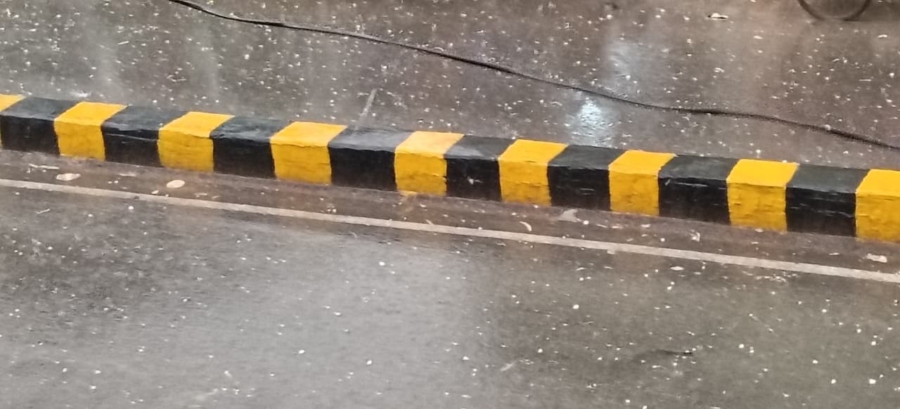 तेज हवा के साथ झमाझम बारिश के बीच गिरे ओले