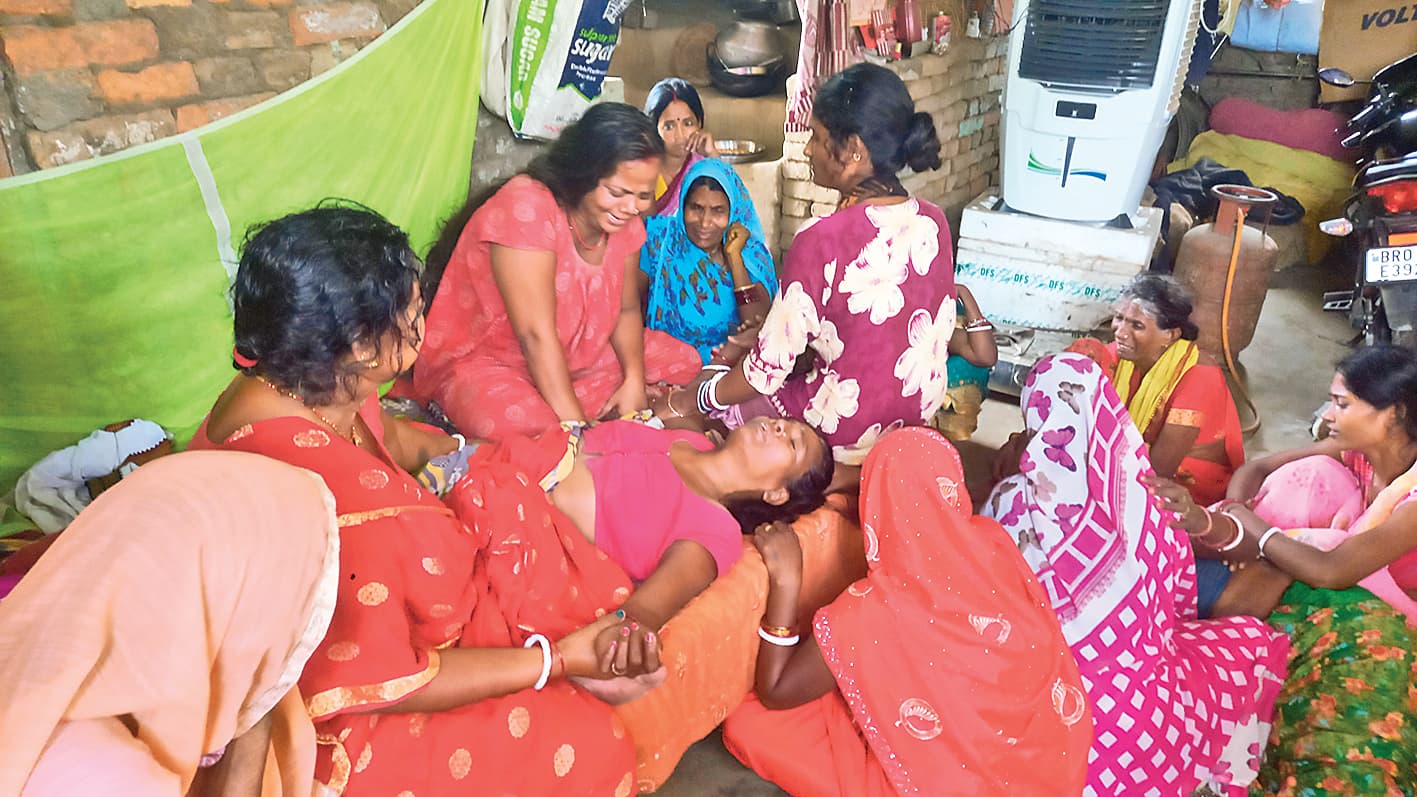 घर के पास बगीचे में लीची के पेड़ से लटका मिला युवक का शव