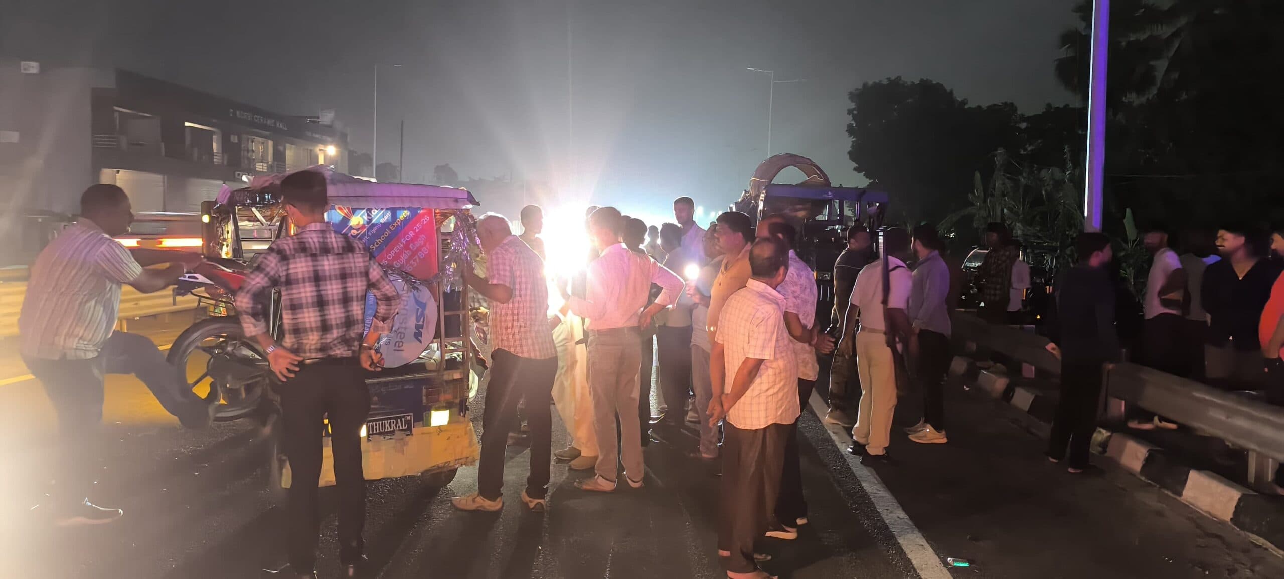 बेलौरी चौक पर पंचर खड़े ट्रैक्टर से टकरायी बाइक, एक की मौत, एक गंभीर