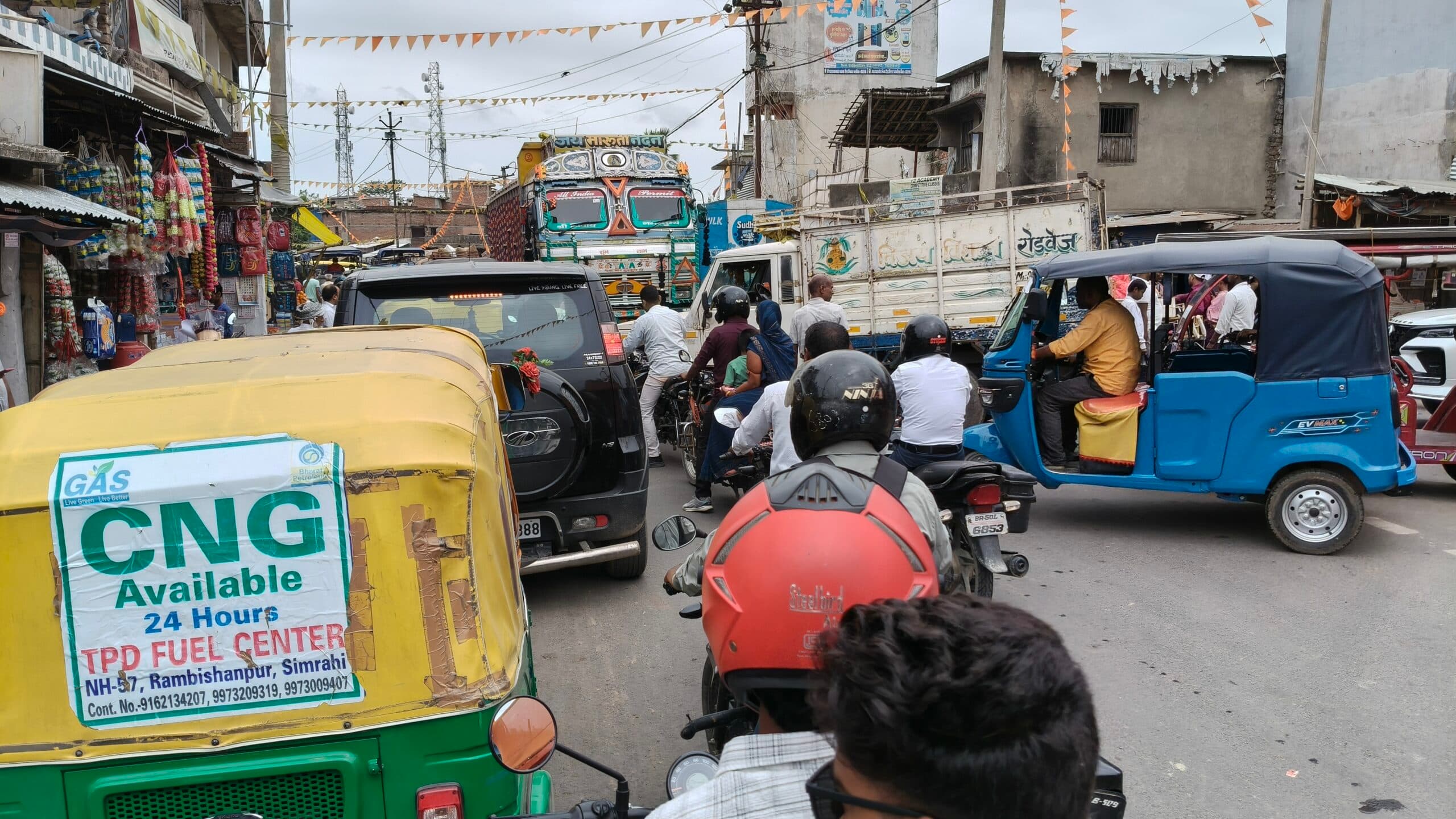 यातायात नियमों का नहीं हो रहा पालन, हर दिन शहर में लगता है जाम