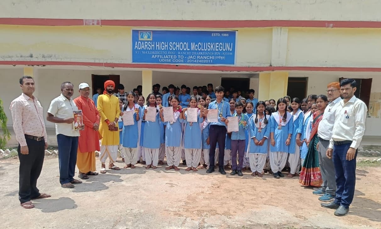 सफल विद्यार्थियों को दिया गया प्रमाण पत्र