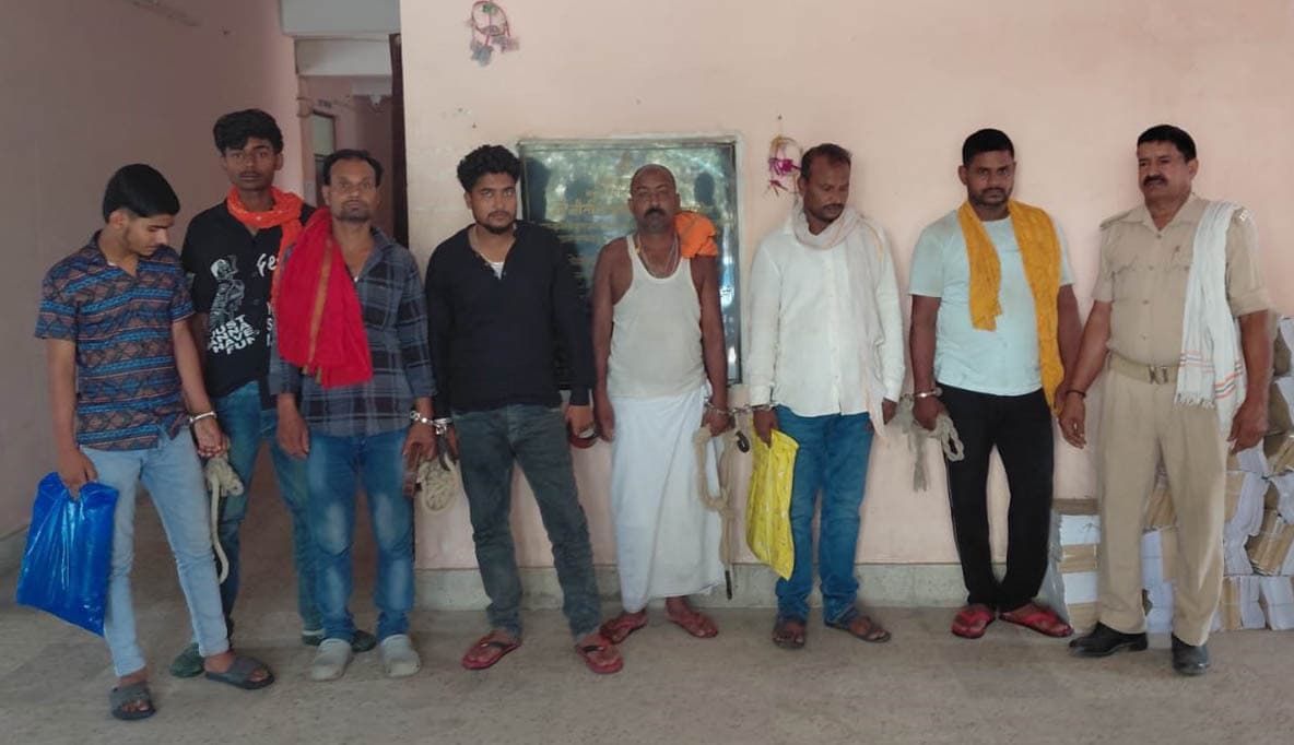 शराब तस्कर मां-बेटे सहित 10 लोग गिरफ्तार