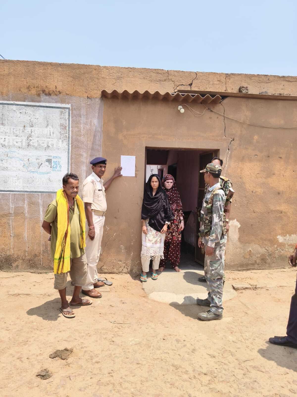 पुलिस ने प्राथमिक अभियुक्त के घर इश्तेहार चस्पा किया