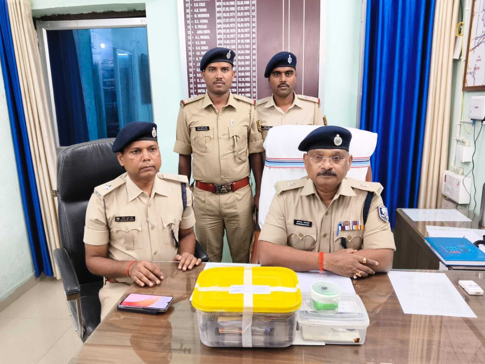 साढ़े नौ लाख रुपया सहित स्मैक बरामद, कार जब्त