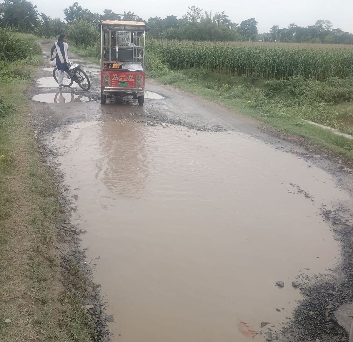 बैंक, आइटीआइ व इंटर स्कूल जानेवाली सड़क पर जलजमाव