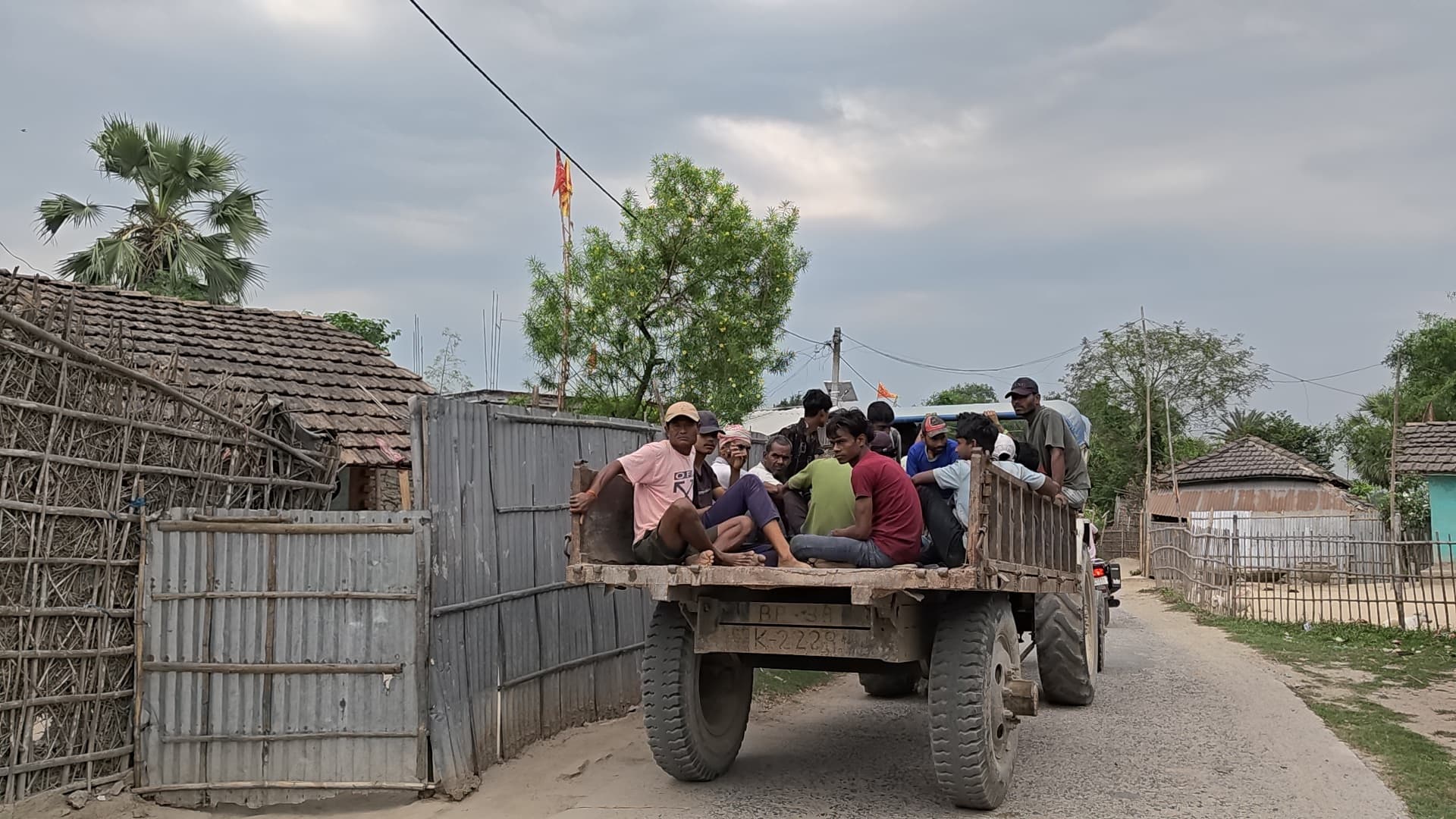 पिकअप वैन व ट्राली में भेड़ बकरियों की तरह ढोये जा रहे मजदूरो