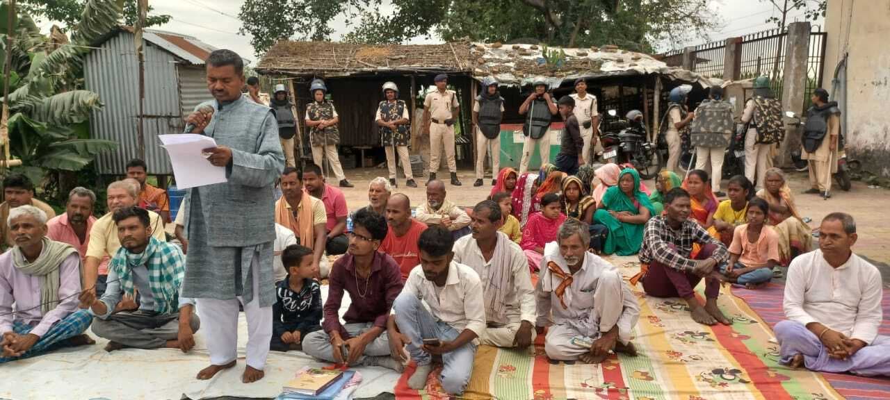 नारायणपुर रेलवे हॉल्ट पर यात्री सुविधा बढ़ाने को लेकर जन अधिकार पार्टी कार्यकर्ताओं ने दिया धरना