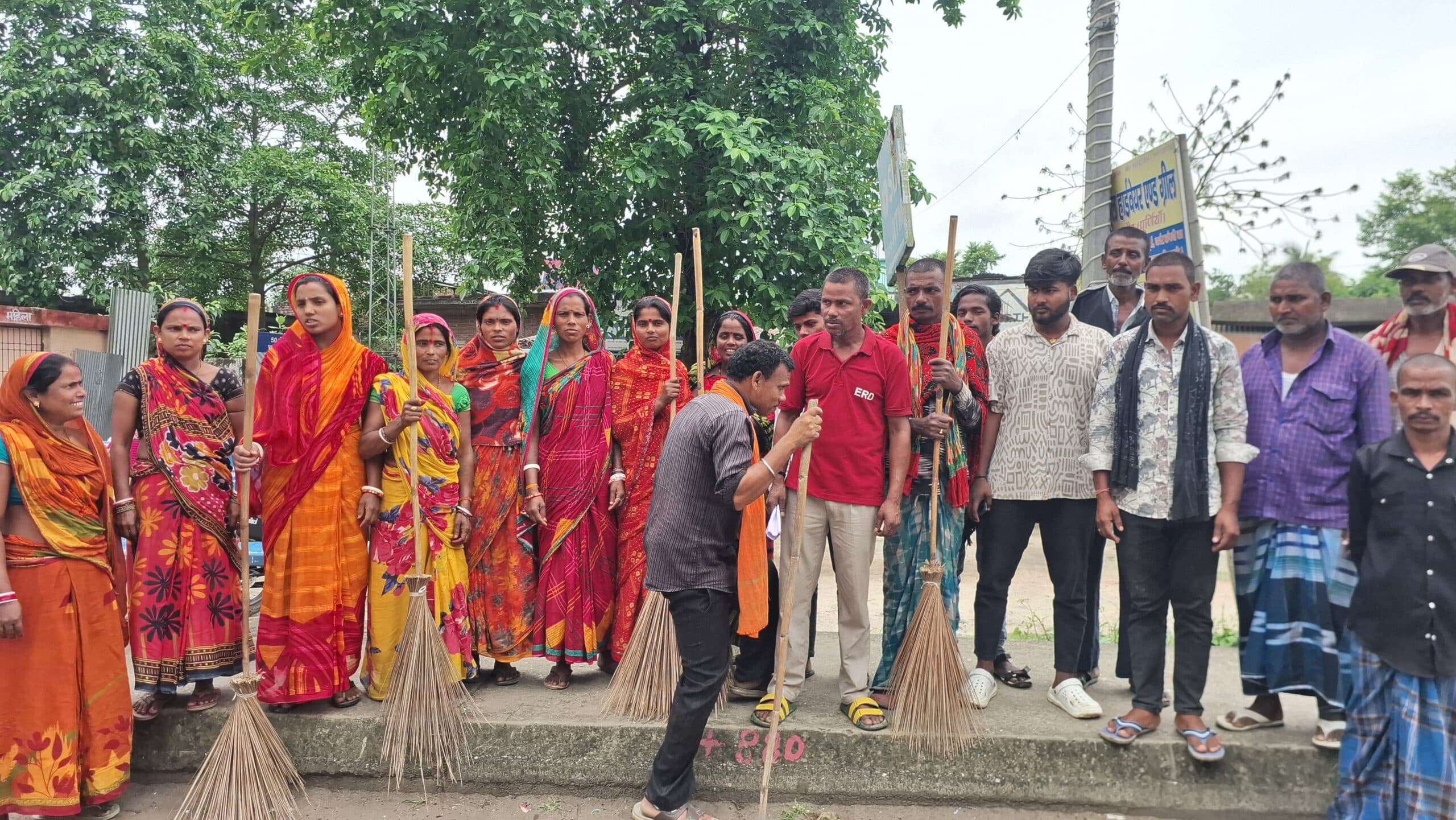 अनिश्चितकालीन हड़ताल पर गए अमौर नपं के सफाईकर्मी