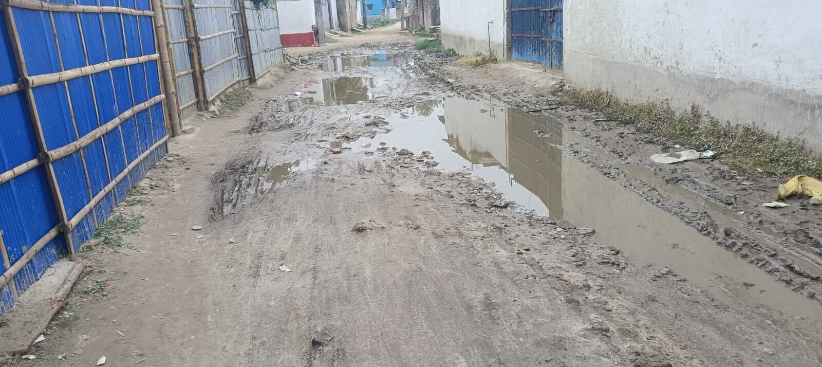 मरम्मत के अभाव में वार्ड दो की सड़क बदहाल, सोलिंग की ईंटे भी गायब