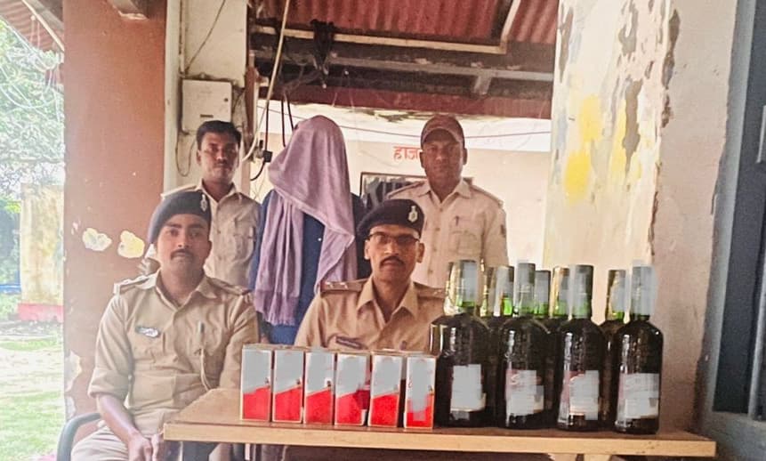 टोटो से 23 लीटर शराब के साथ धंधेबाज गिरफ्तार