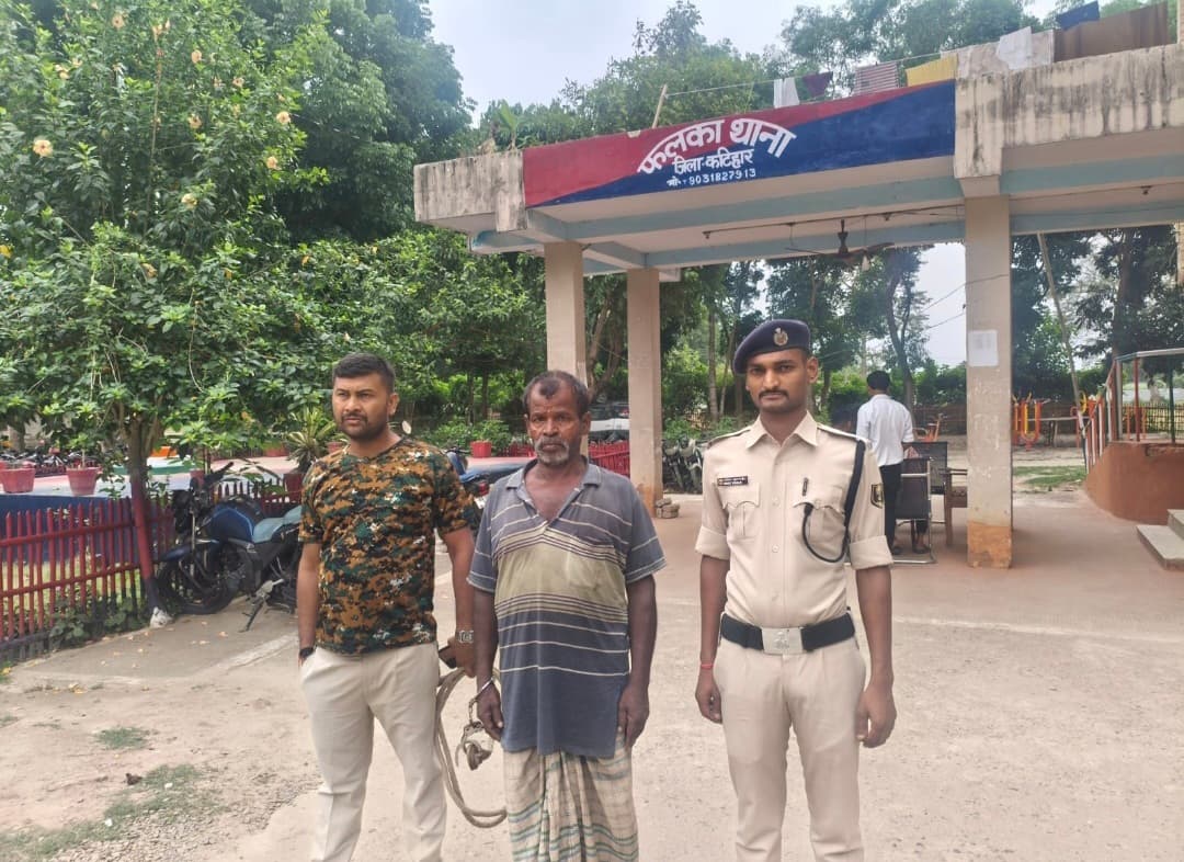 42 लीटर देसी शराब के साथ तस्कर गिरफ्तार