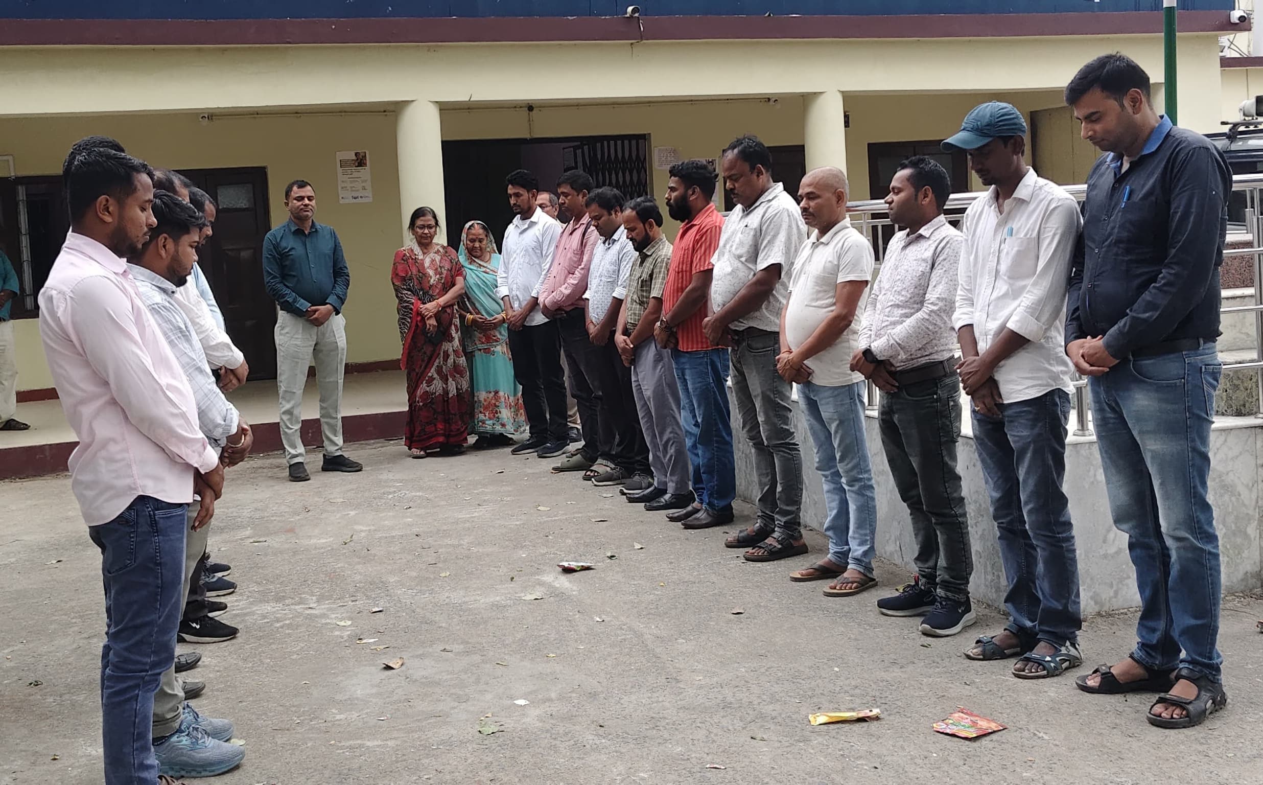 पूर्व प्रखंड नाजिर के निधन पर कार्यालय में शोकसभा