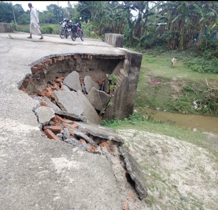 बारिश के पानी से सड़क क्षतिग्रस्त