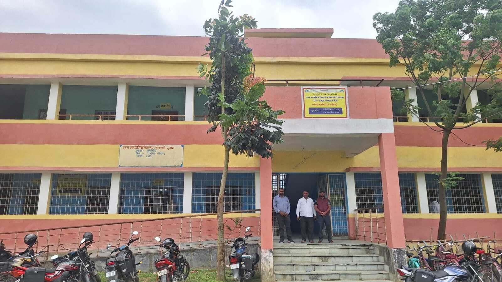 विद्यालय में चहारदीवारी नहीं रहने से परेशानी