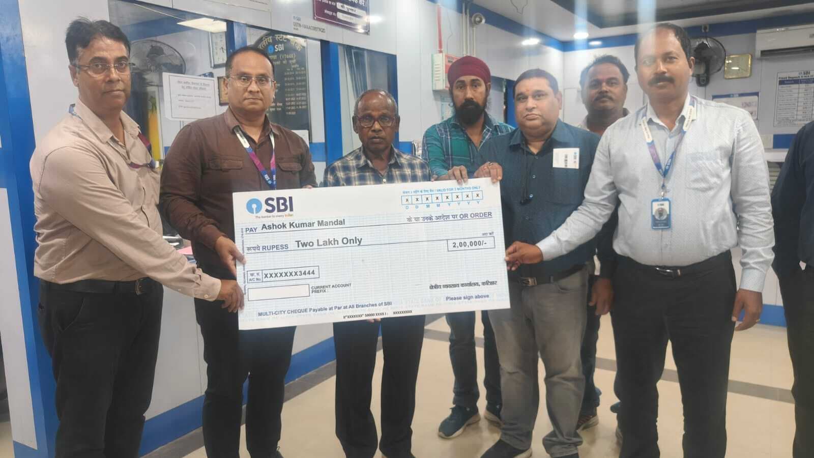 दिघरी एसबीआई शाखा में लाभुक को दो लाख का चेक दिया