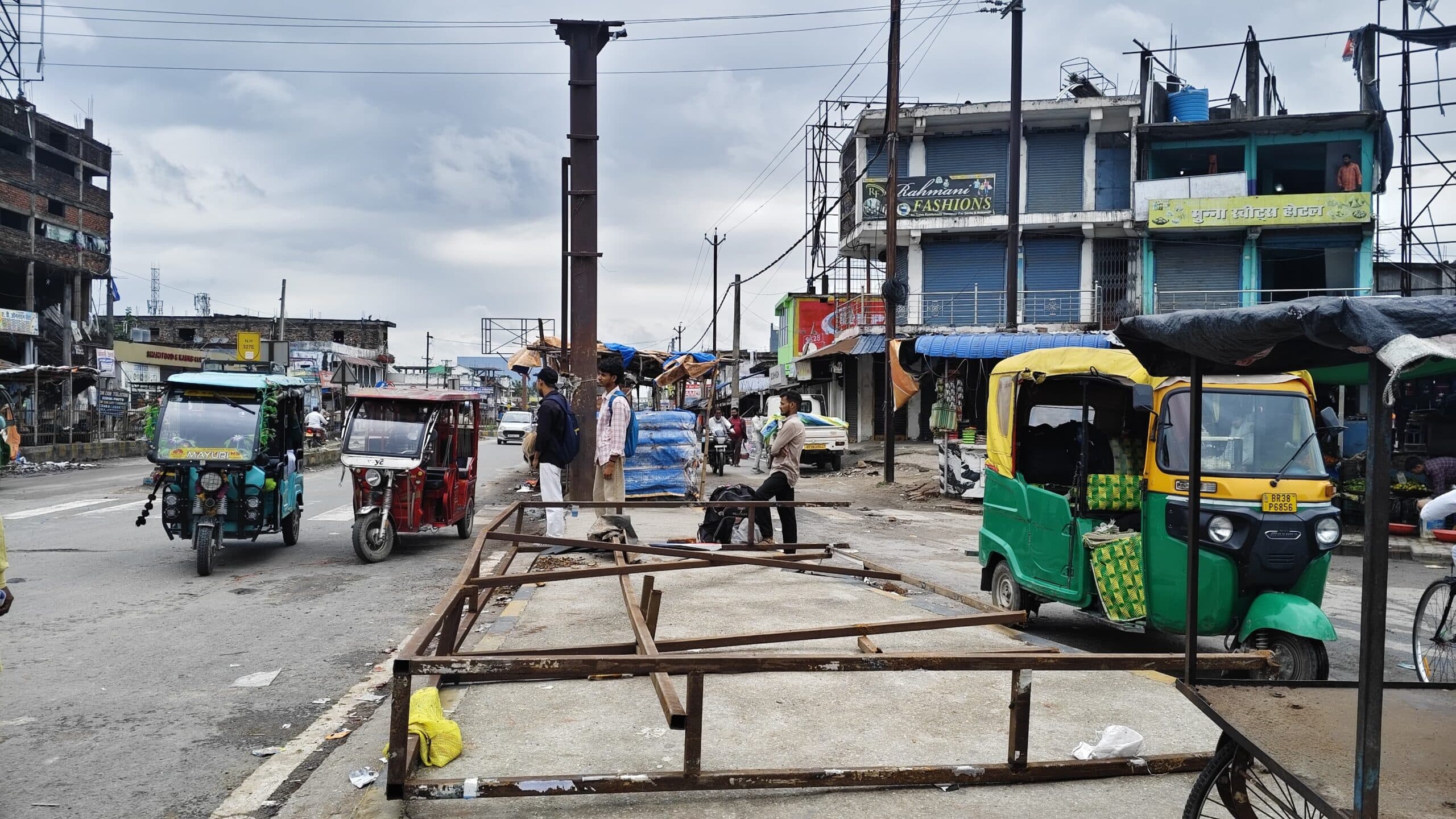 जीरो माइल में लगा होर्डिंग आंधी में गिरा