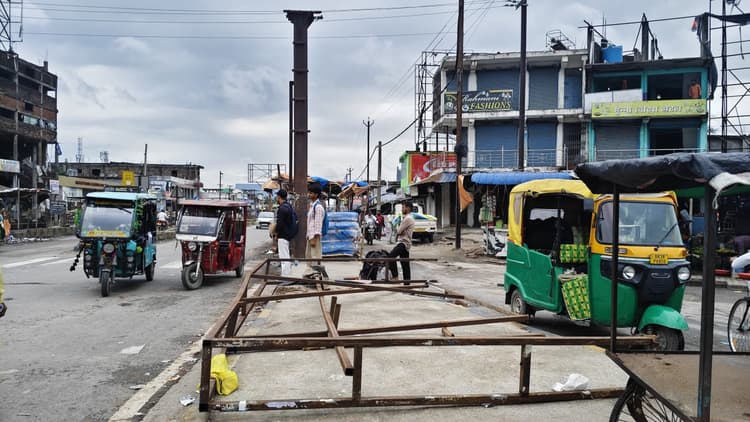 जीरो माइल में लगा होर्डिंग आंधी में गिरा